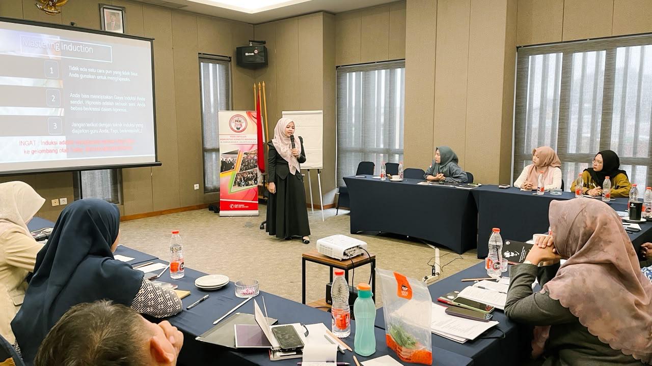 Antusiasme peserta mengikuti sesi pelatihan Advanced Hypnotherapy Training di Lampung. Melalui kegiatan ini, peserta mendapatkan pemahaman mengenai teknik hipnoterapi, komunikasi terapeutik, dan penerapan praktik secara profesional.