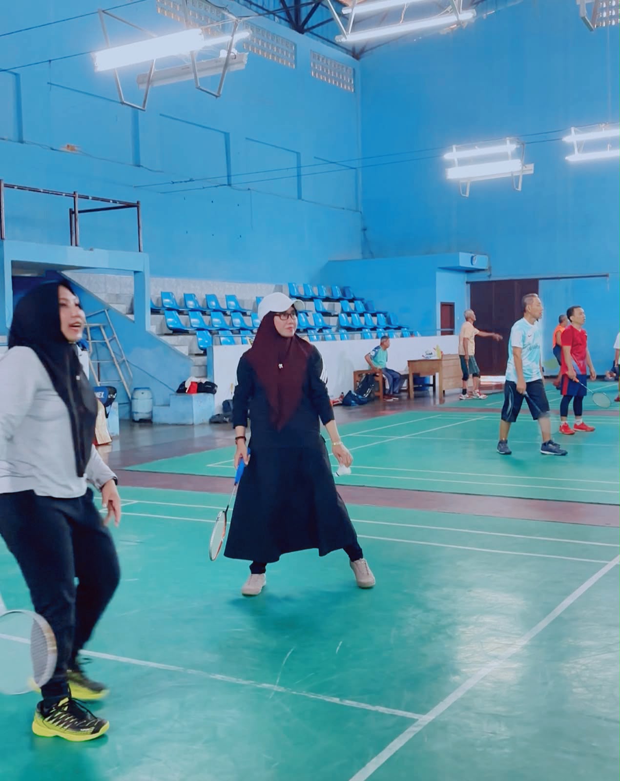 Kadinkes dan Ketua TP-PKK saat berkegiatan Badminton